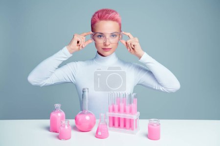 Téléchargez les photos : Innovative beauty formula for all women beautician artist chemist preparing pink liquid cream balm anti age result. - en image libre de droit