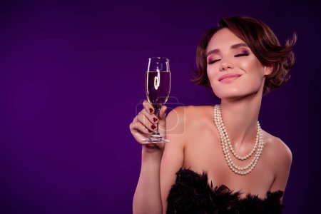 Téléchargez les photos : Photo of fancy dream lady movie star cheers wineglass celebrate winning awards party isolated vivid color background. - en image libre de droit