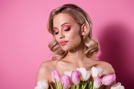Téléchargez les photos : Studio professionnel de magnifique dame parfaite avec bouquet de tulipes 8 Mars cadeau de beauté isolé fond de couleur pastel. - en image libre de droit