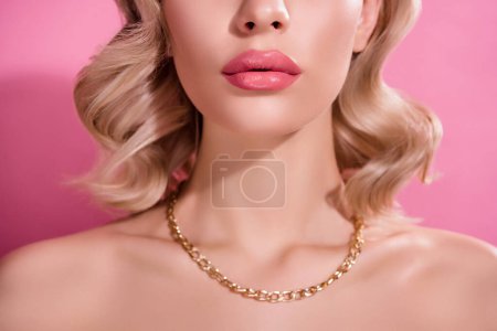 Téléchargez les photos : Studio crop photo professionnelle de la société de bijoux annoncer dame modèle richesse pierres précieuses isolé fond de couleur pastel. - en image libre de droit