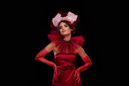 Téléchargez les photos : Haute mode femme modèle porter poker stylisé couture chapeau rouge robe de soie gants de dentelle casino nuit événement invité. - en image libre de droit