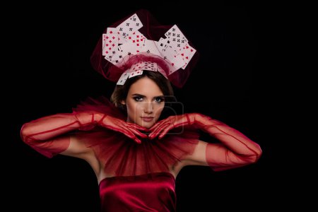 Téléchargez les photos : Attrayant chaud baroque costume de carnaval dame à halloween festival à thème posant caméras démontrant vêtements de mode. - en image libre de droit