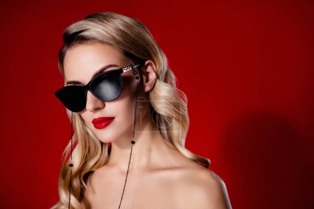 Foto de Estudio retrato de hermosa mujer modelo de moda elegante mirada a través de gafas de sol negro publicidad nueva colección de gafas. - Imagen libre de derechos