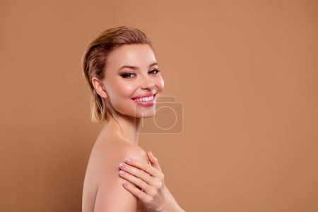 Téléchargez les photos : Photo sexy souriant dame nue épaules tache douche vide espace isolé couleur marron fond. - en image libre de droit