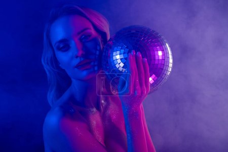 Foto de Retrato de sensual mujer tentadora bailando en la fiesta disco vintage brillan en su cuerpo brillando sobre neón niebla luz. - Imagen libre de derechos