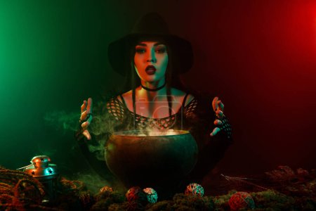 Foto de Foto de la dama bruja oscura usando caldero haciendo fortuna mágica futuro diciendo en la noche de Halloween. - Imagen libre de derechos