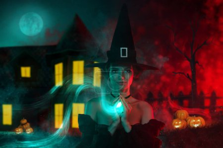 Téléchargez les photos : Image collage photo de magicien heureux méchant dame tenir pendentif médaillon dans la forêt sombre mystérieuse hantant. - en image libre de droit