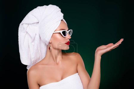 Foto de Foto de la impresionante cubierta de dama elegante en toalla disfrutar del procedimiento en el moderno balneario del hotel sobre fondo verde. - Imagen libre de derechos