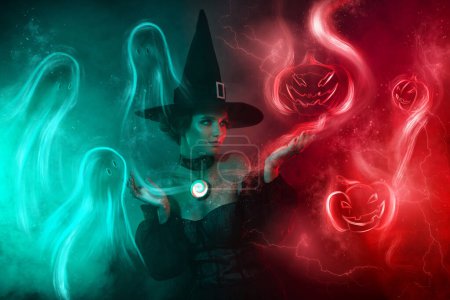 Téléchargez les photos : Collage image bannière de sorcière maléfique sombre dame monstres paranormaux occultes sur fond de gradient vibrant néon. - en image libre de droit