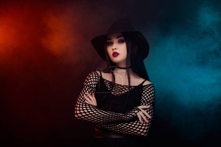 Téléchargez les photos : Photo de sorcière sombre sur une nuit d'Halloween effrayante enchanter les gens sur fond d'effet de brouillard. - en image libre de droit