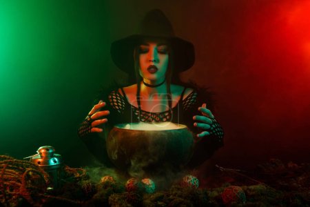 Foto de Foto de la poderosa dama haciendo magia oscura hechizo poción de cocina mirada en el futuro diciendo sobre fondo de neón. - Imagen libre de derechos
