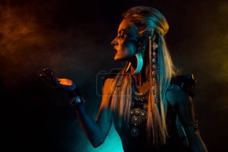 Foto de Foto de perfil de peligrosa mitología del norte valkyrie lady mano mantenga niebla luz amarilla aislada sobre fondo negro. - Imagen libre de derechos
