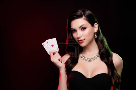 Téléchargez les photos : Photo de magnifique dame travaillant dans le club de poker joueur professionnel gagnant isolé sur fond de couleur noire. - en image libre de droit