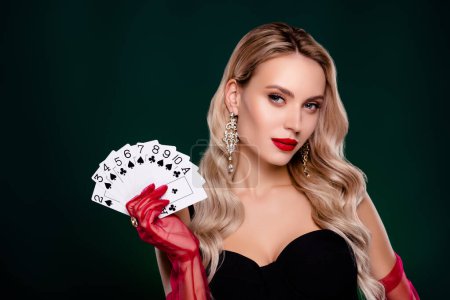 Foto de Foto de lady millonario estrella famosa celebrar jugando a la fortuna ganadora de cartas en el fondo verde del club de casino. - Imagen libre de derechos