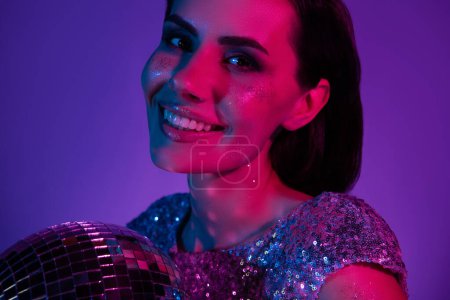 Téléchargez les photos : Portrait de dame fantaisie bachelorette sourire avec boule disco profiter de la célébration du bal isolé fond néon ultraviolet. - en image libre de droit