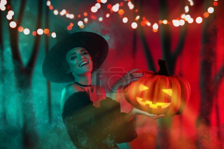 Foto de Surrealista collage de imágenes de elegante dama malvada en oscuro bosque embrujado festival celebrar Jack linterna calabaza. - Imagen libre de derechos