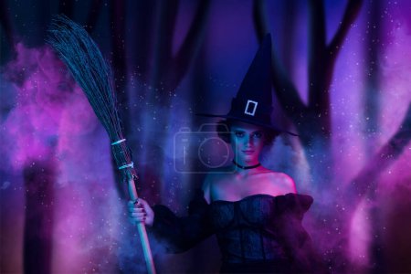 Foto de Revista creativa imagen collage de bruja malvada dama volar espeluznante maderas uso mágico escoba sobre vibrante color fondo. - Imagen libre de derechos