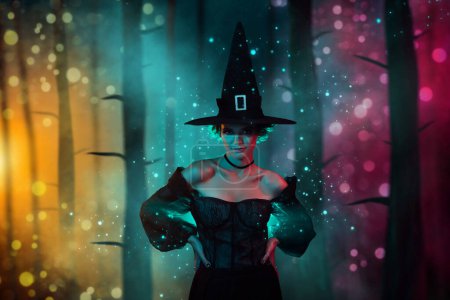 Téléchargez les photos : Photo magazine collage affiche de dangereuse méchante dame sur cauchemar Halloween carnaval dans les bois mystiques hantés sombres. - en image libre de droit