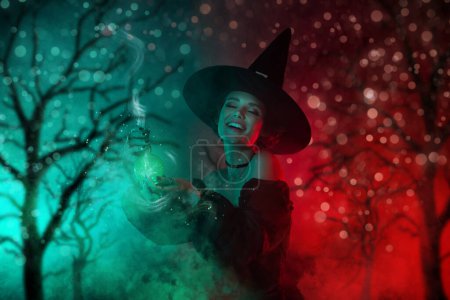 Foto de Imagen dibujo bandera collage de mal carácter dama haciendo brujería elixir botella en embrujado niebla maderas. - Imagen libre de derechos
