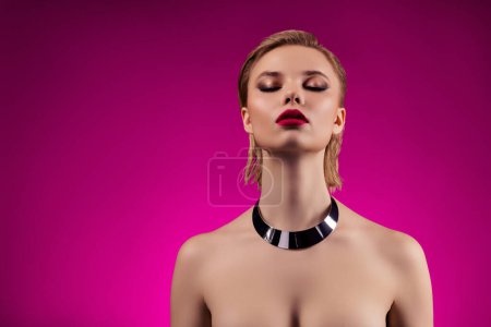 Téléchargez les photos : Photo de dame attrayante ayant jeux de rôle porter collier en métal noir isolé sur fond de couleur rose. - en image libre de droit