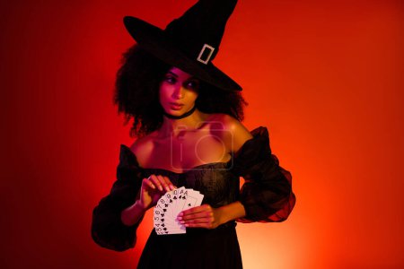 Foto de Foto del diablo poderosa bruja usando magia oscura mientras juega al club de póquer en la fiesta de Halloween para ganar fortuna. - Imagen libre de derechos