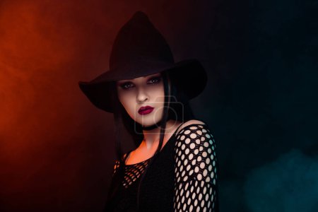 Foto de Foto de impresionante hermosa dama celebrar Halloween noche evento cosplay bruja oscura sobre fondo de niebla. - Imagen libre de derechos