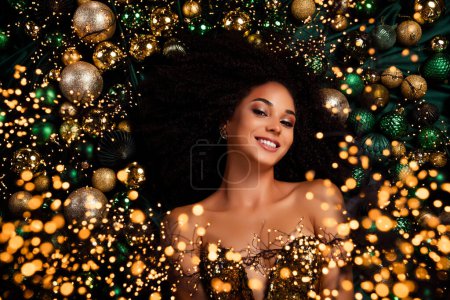 Téléchargez les photos : Flatlay vue du dessus photo de dame charmante positive profiter décor traditionnel de célébration de Noël avec guirlandes tinsels. - en image libre de droit