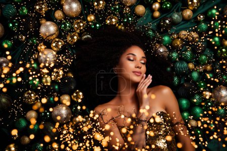 Foto de Top flatlay foto de tierno toque dama encantadora disfrutar de la magia milagro de Navidad mientras se prepara la fiesta con bolas. - Imagen libre de derechos