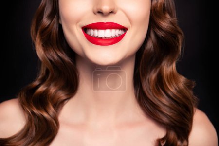 Foto de Foto recortada de feliz alegre dama sonriente dientes disfrutar de la restauración de los dientes modernos antes de la celebración evento ocasión. - Imagen libre de derechos