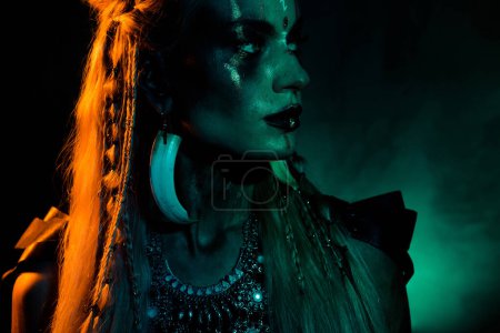Foto de Foto de atractiva dama misteriosa fresca usar ropa vikinga copyspace espacio vacío aislado color oscuro fondo. - Imagen libre de derechos