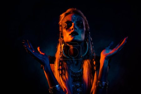 Foto de Foto de mujer peligrosa del norte usar traje de valquiria gótica pidiendo dioses valhalla aislado fondo de color naranja. - Imagen libre de derechos