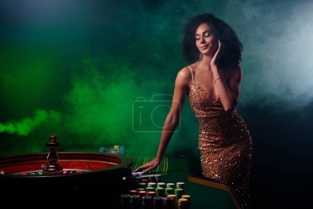Téléchargez les photos : Photo de jolie dame poker professionnel jouant bluff table tactile pour gagner de l'argent sur filtre au néon. - en image libre de droit