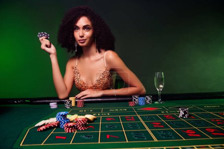 Foto de Foto de astuta elegante dama atractiva en el club de filtro de neón de póquer privado mantenga las fichas apostadas para ganar millones de dólares. - Imagen libre de derechos