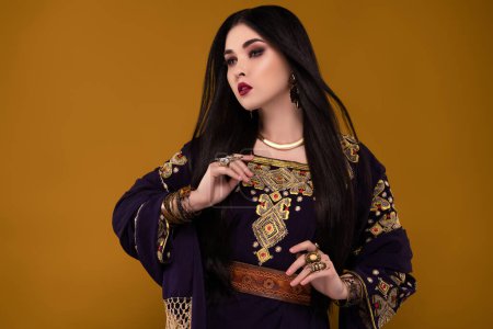 Téléchargez les photos : Photo d'une superbe sorcière arabique schéhérazade mystique utilisant une magie puissante pour flirter avec le sultan cheikh. - en image libre de droit
