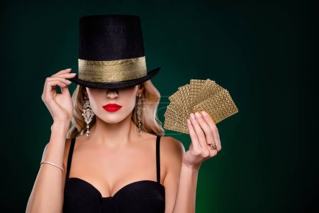 Téléchargez les photos : Photo de luxe mystérieuse dame porter sexy bonnet de soutien-gorge jouer cartes espace vide copyspace isolé fond de couleur noire. - en image libre de droit