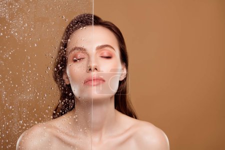 Téléchargez les photos : Photo de femme étonnante ont douche hydratation soin du corps processus montrer effet de résultat sur fond de couleur pastel. - en image libre de droit