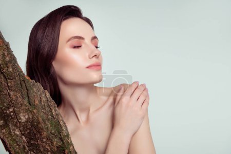 Téléchargez les photos : Photo de magnifique dame lavage bain douche toucher appliquer bio éco lotion revitalisant avec écorce d'arbre pour le corps de peau douce. - en image libre de droit