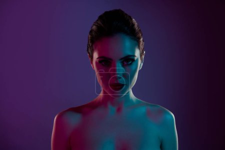Téléchargez les photos : Photo de femme cool confiante épaules nues vous regardant isolé fond de couleur violette. - en image libre de droit