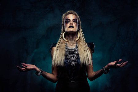 Foto de Foto de la poderosa bruja chamán de la tribu vikinga haciendo un ritual de magia negra para llamar monstruos en la noche de Halloween. - Imagen libre de derechos