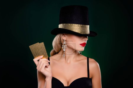 Foto von selbstbewussten Luxus-Dame tragen sexy Zylinder arbeiten Casino Croupier isoliert schwarze Farbe Hintergrund.