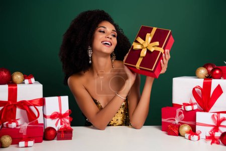 Foto de Foto de dama encantadora atractiva tiene ocasión de evento de Navidad risa disfrutar de impresionante caja de regalo sobre fondo verde. - Imagen libre de derechos