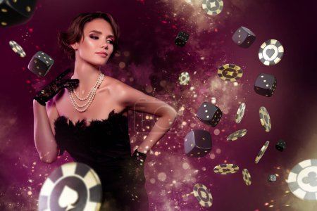 Téléchargez les photos : Métaphore abstraite collage de glamour luxueuse dame vip client dans le club de casino jouer au poker avec des dés puces de roulette. - en image libre de droit