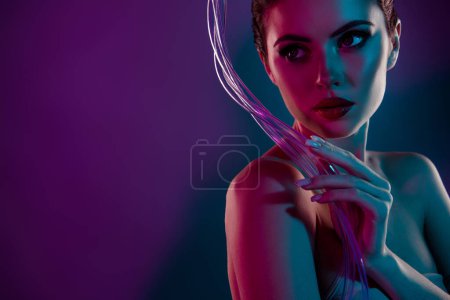 Téléchargez les photos : Photo de rêveuse jolie femme épaules nues profiter crio procédure espace vide isolé couleur violette fond. - en image libre de droit