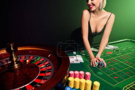 Foto von glücklichen atemberaubenden wunderschönen Frau spielen Casino Glücksrad Schlitz fühlen riskante Wette ihr ganzes Geld.