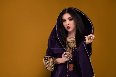 Téléchargez les photos : Photo de magnifique dame célèbre scheherazade légendaire puissante sorcière arabe faisant sort sur flirt sultan. - en image libre de droit