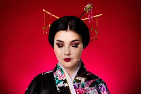 Foto de Foto de hermosa dama coreana vestida ropa japonesa maquillaje aislado sobre fondo de color rojo degradado. - Imagen libre de derechos