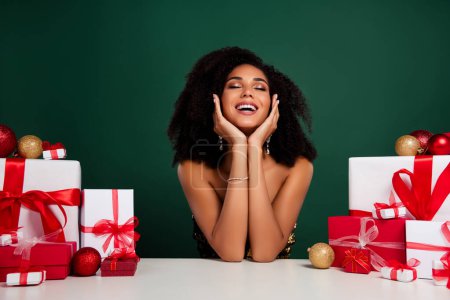 Foto de Foto de señora bastante elegante disfrutar de la temporada de Navidad descuento en la caja de regalo riendo sobre fondo verde. - Imagen libre de derechos