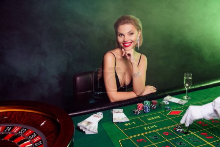 Foto de Foto de chica atractiva chic feliz pasar el fin de semana viernes en Las Vegas casino club de entretenimiento en hacer estacas. - Imagen libre de derechos