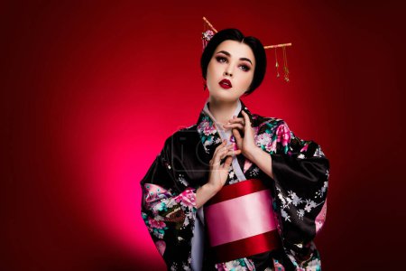 Téléchargez les photos : Photo d'élégante dame japonaise magnifique en costume traditiona célébrer le festival sakura de printemps sur fond marron. - en image libre de droit