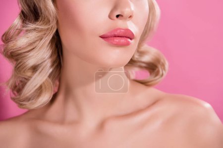 Téléchargez les photos : Photo recadrée en studio professionnel tirant magnifique modèle dame pour la nouvelle collection de rouge à lèvres de la marque. - en image libre de droit
